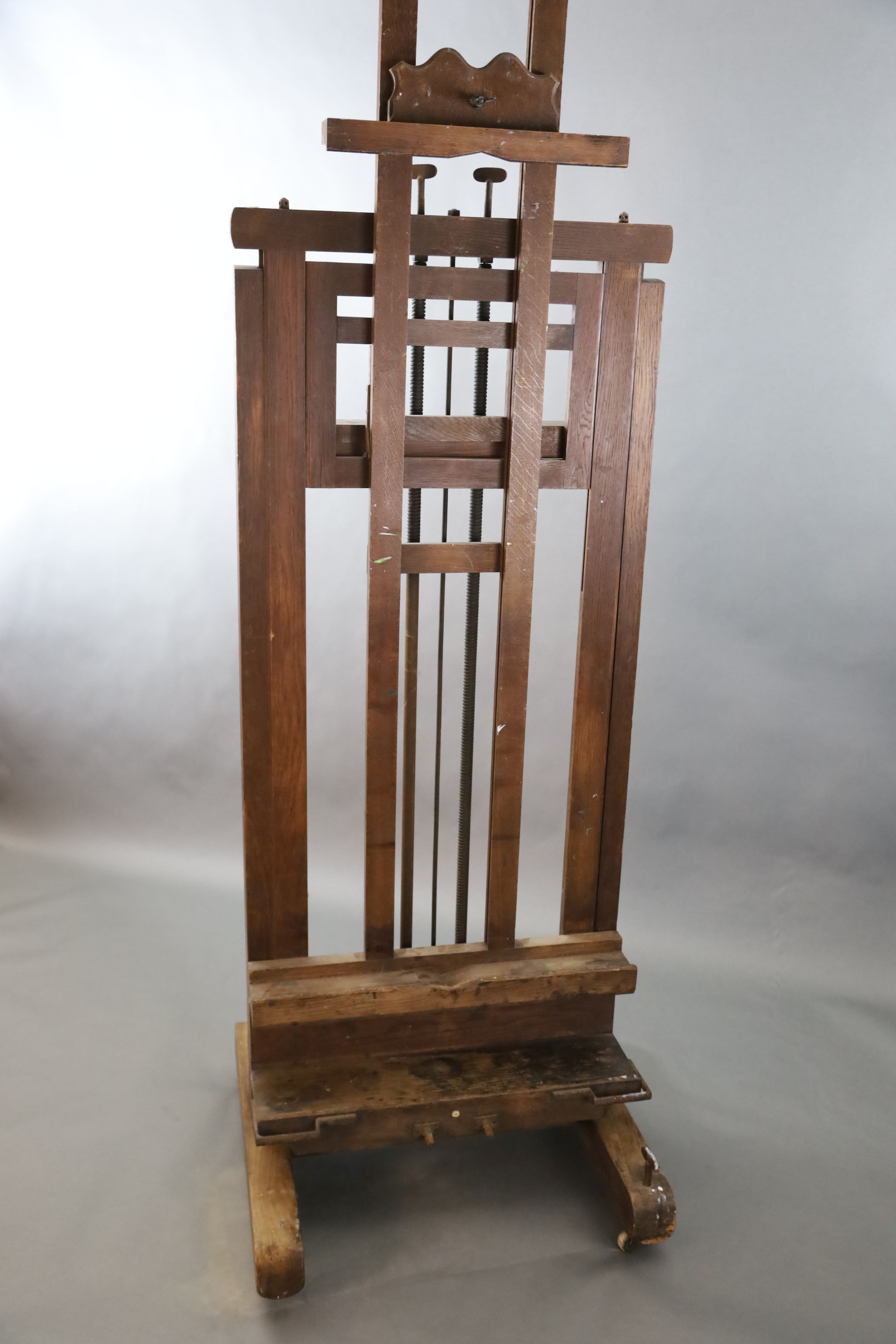 A Roberson & Co oak studio easel, W.2ft 4.5in. H.8ft 10in.